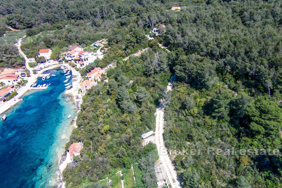 Building land in the immediate vicinity of the sea