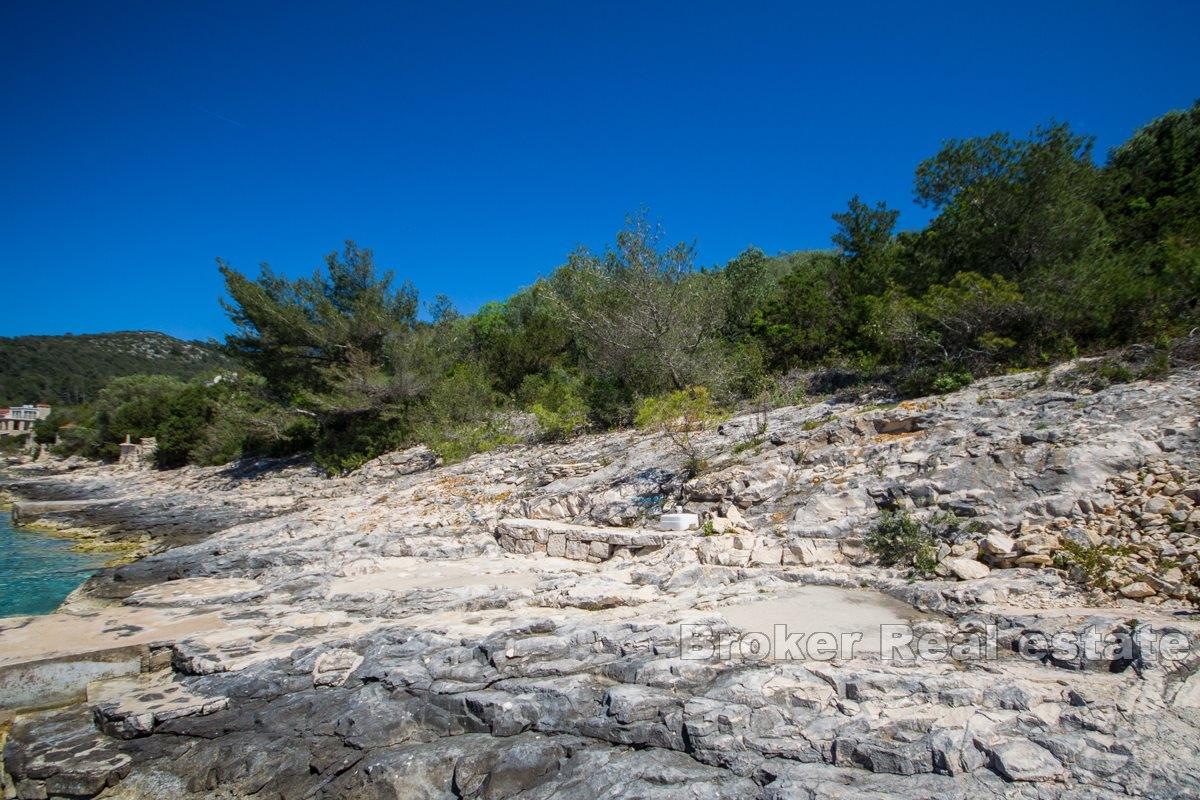 Building land in the immediate vicinity of the sea