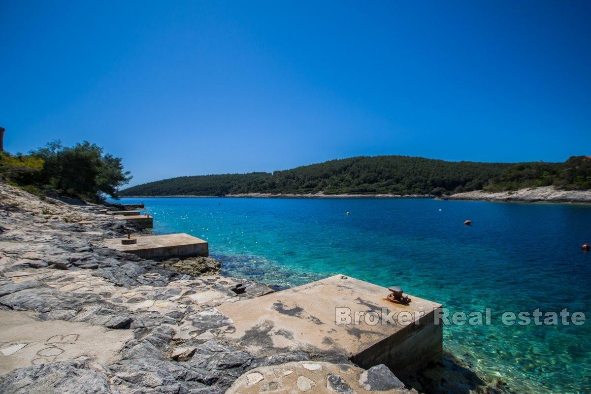 Building land in the immediate vicinity of the sea