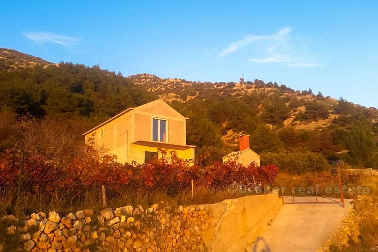île de Brac. Maison individuelle sur un emplacement isolé
