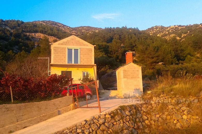 île de Brac. Maison individuelle sur un emplacement isolé