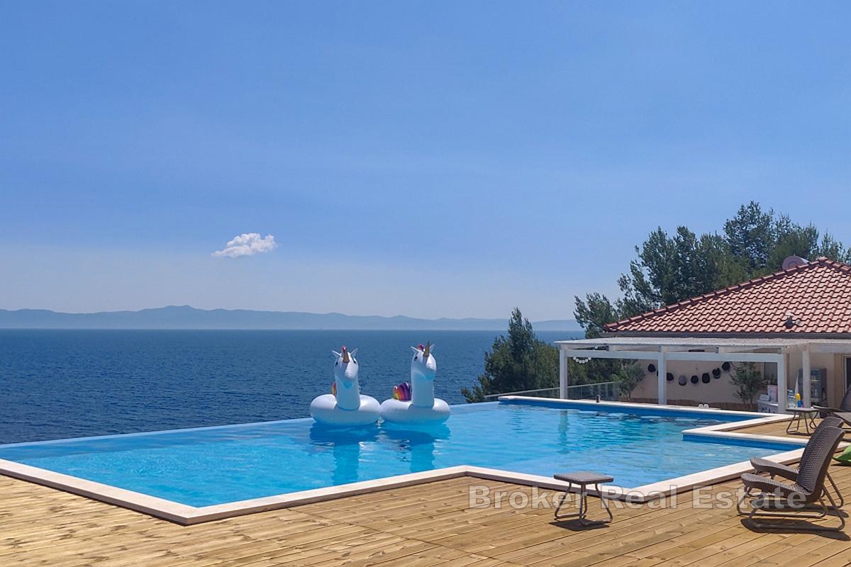 Wunderschöne Steinvilla direkt am Meer