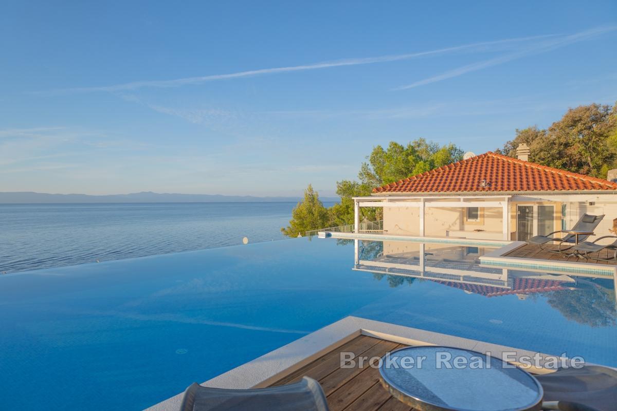 Vacker stenvilla belägen precis vid havet