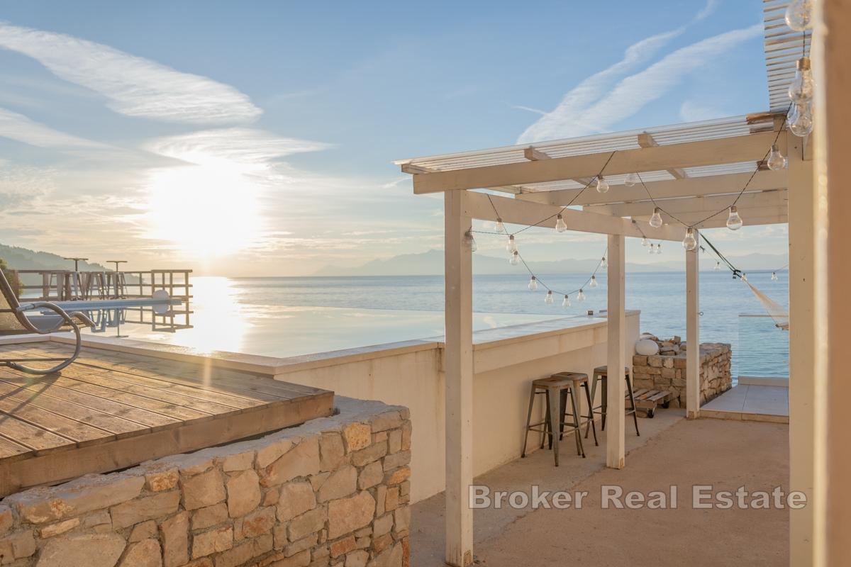 Wunderschöne Steinvilla direkt am Meer