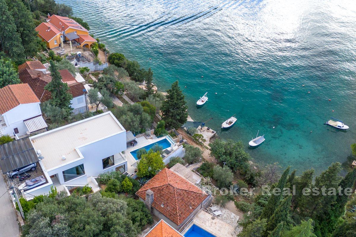 Luxusvilla mit Pool, direkt am Meer