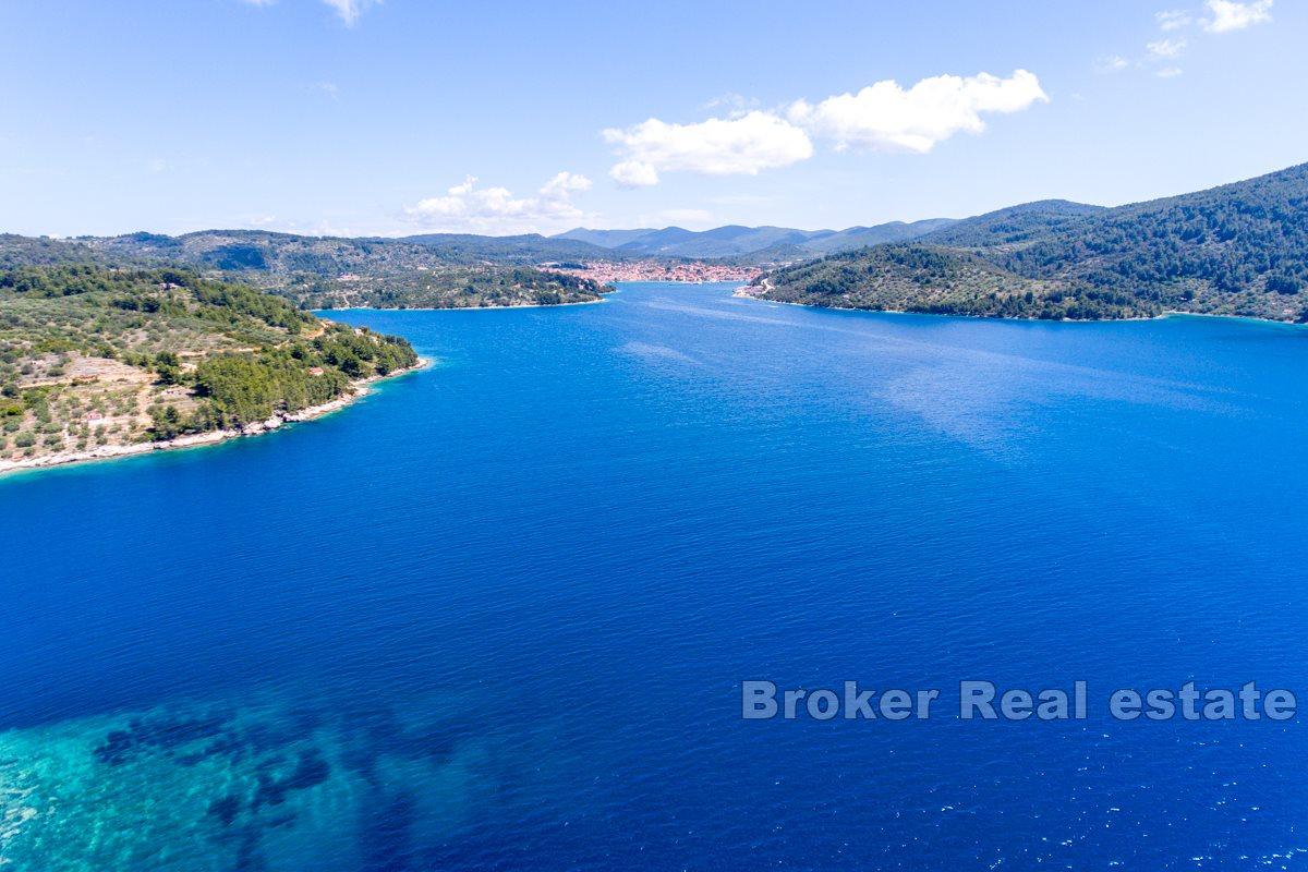 Luxury villa with swimming pool, next to the sea