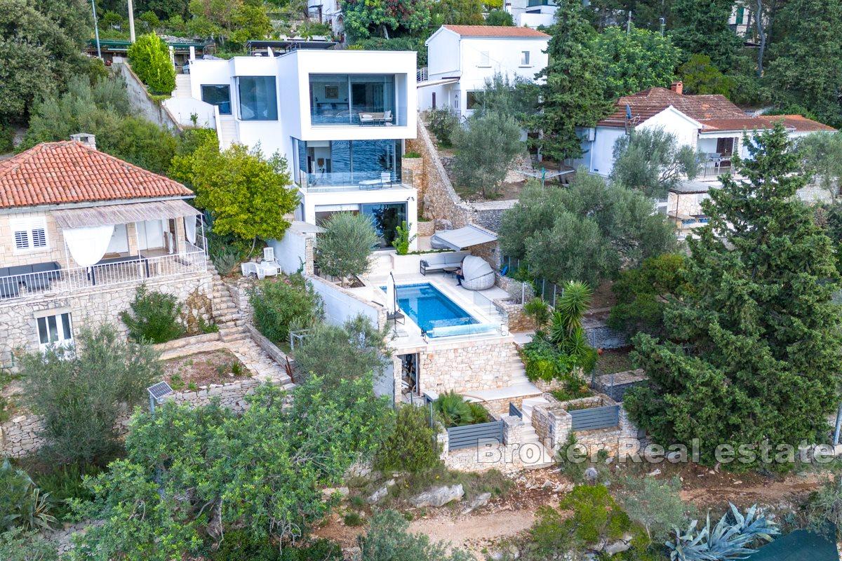Luxusvilla mit Pool, direkt am Meer