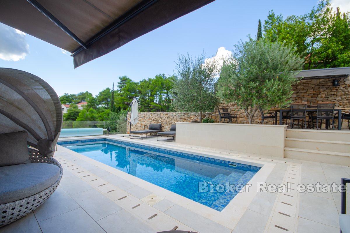 Luxury villa with swimming pool, next to the sea