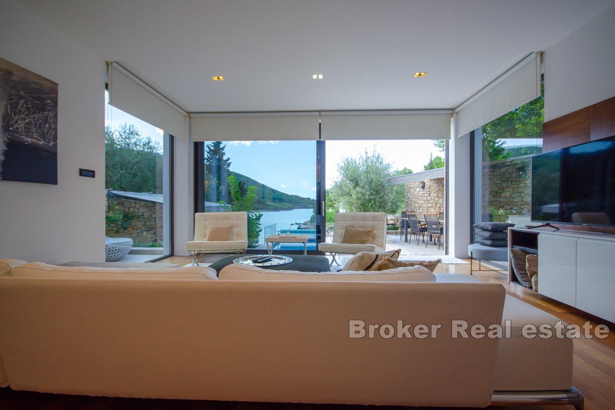 Luxusvilla mit Pool, direkt am Meer