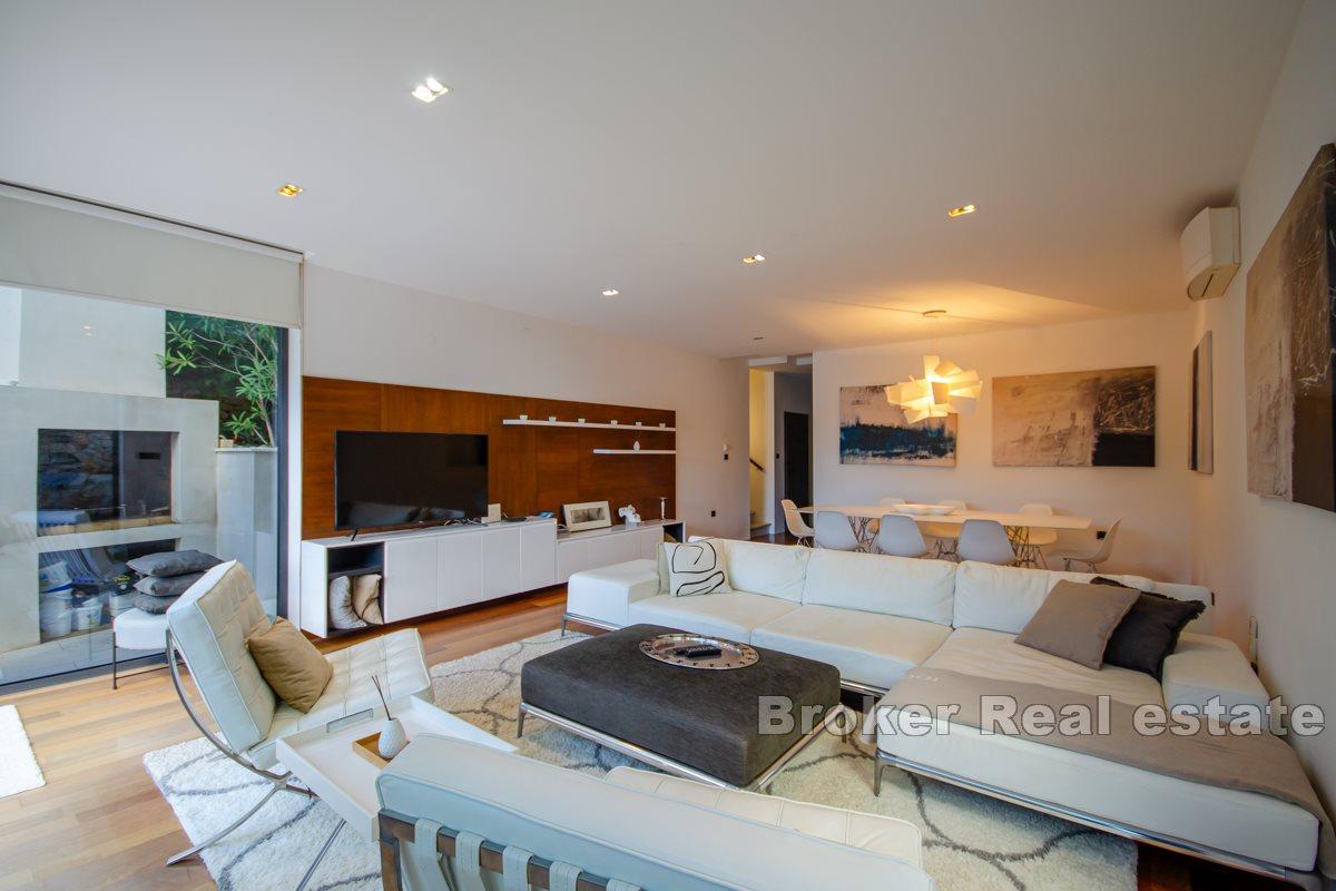 Luxusvilla mit Pool, direkt am Meer