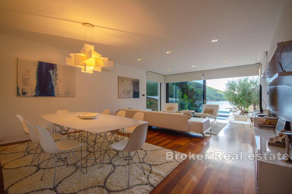 Luxury villa with swimming pool, next to the sea