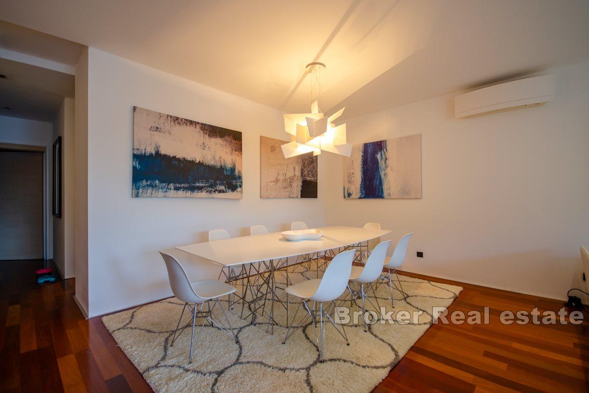 Luxusvilla mit Pool, direkt am Meer