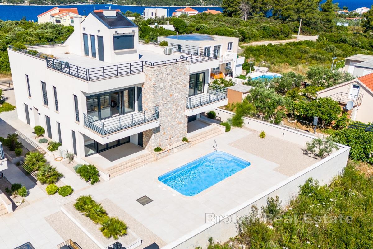 Villa med 4 moderne leiligheter og havutsikt