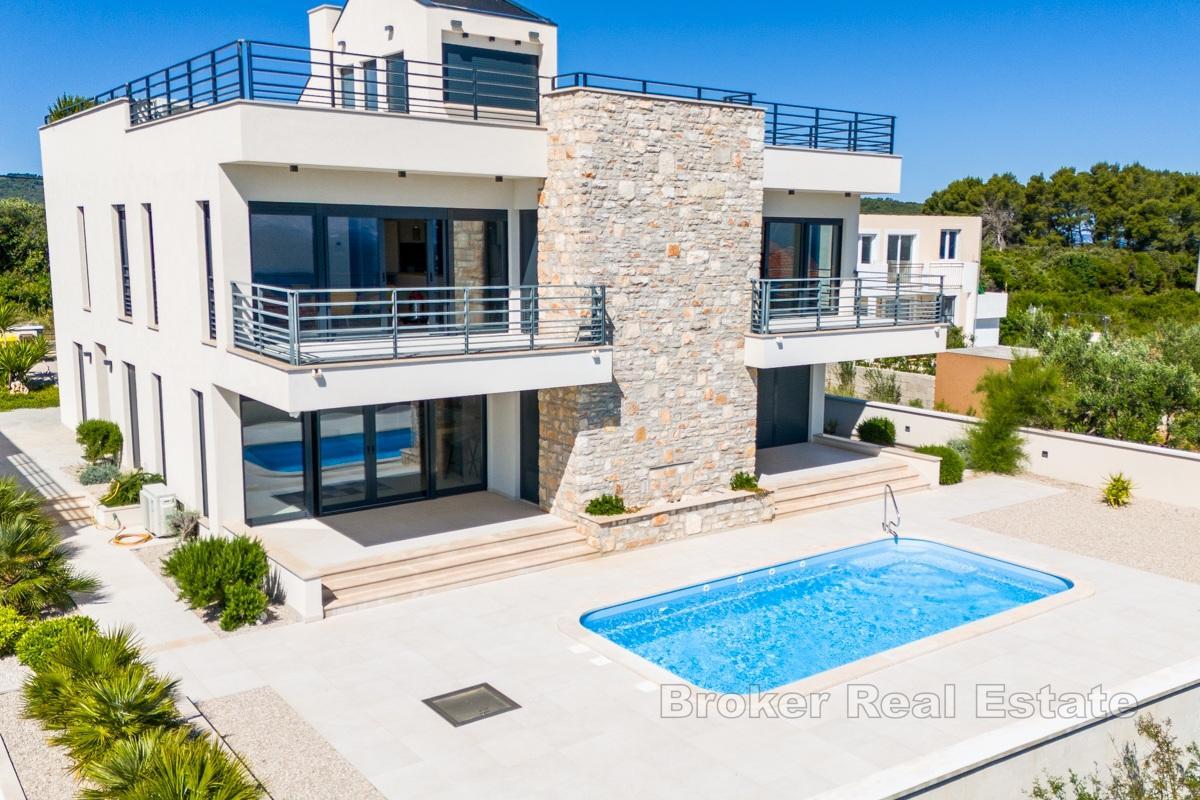 Vila se 4 moderními apartmány a výhledem na moře