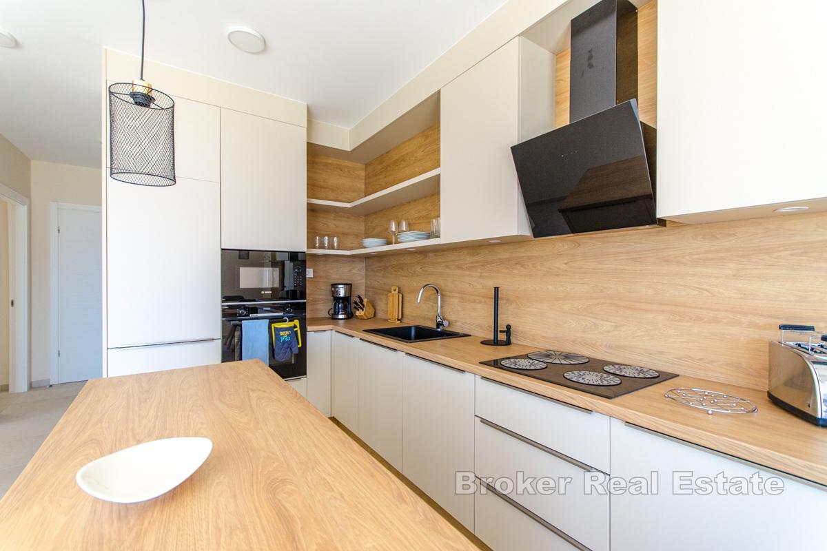 Vila se 4 moderními apartmány a výhledem na moře