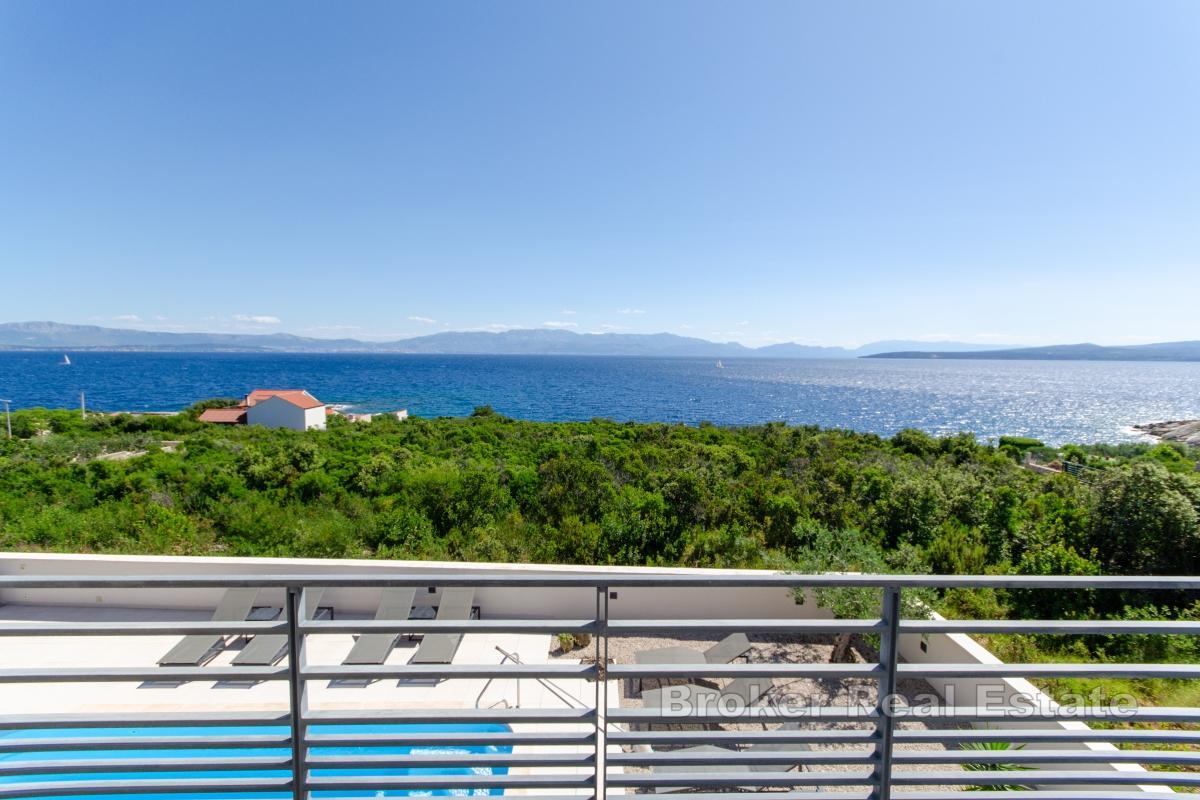 Villa con 4 appartamenti moderni e vista mare