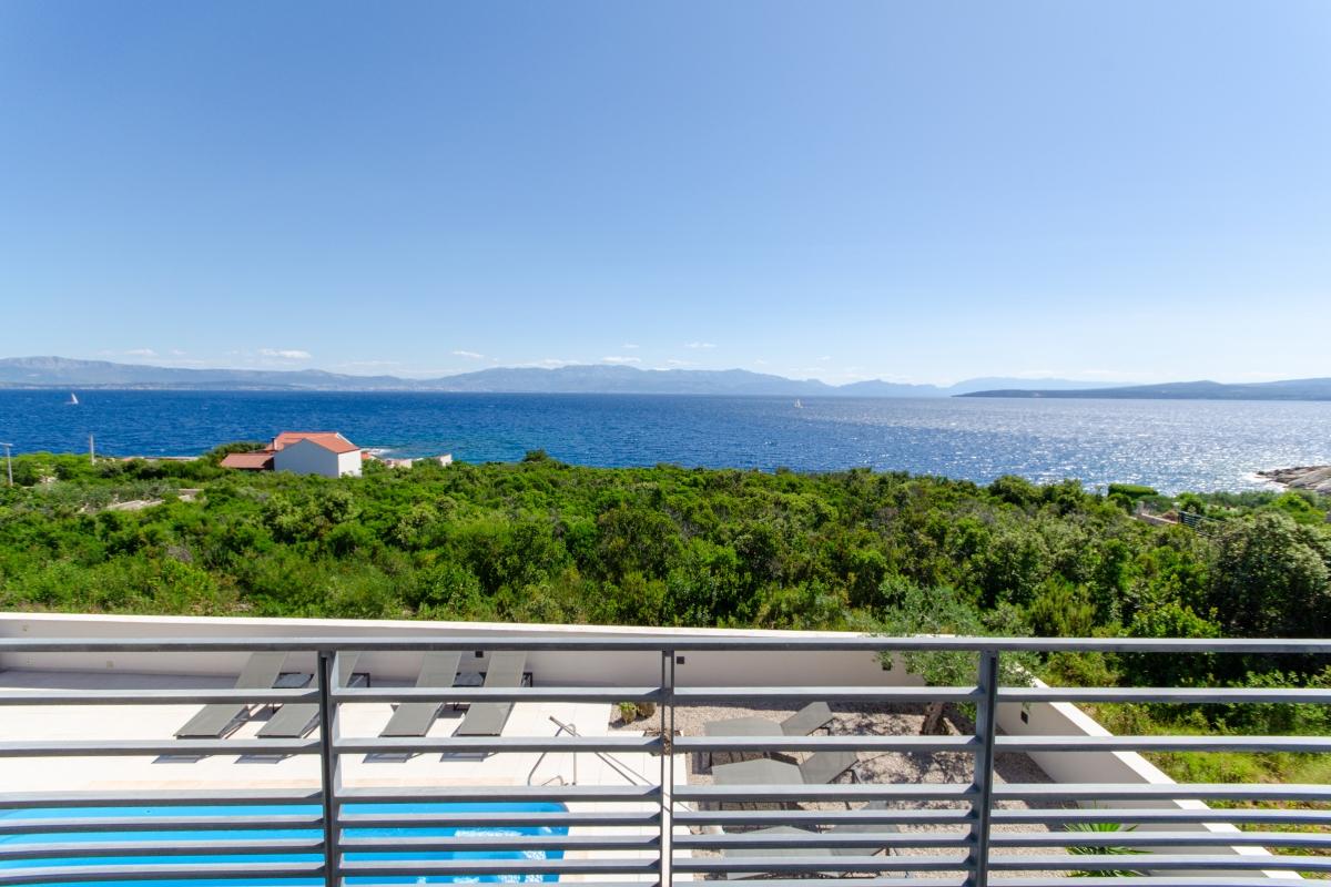 Villa con 4 appartamenti moderni e vista mare