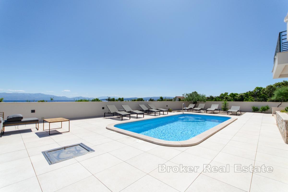 Villa con 4 appartamenti moderni e vista mare