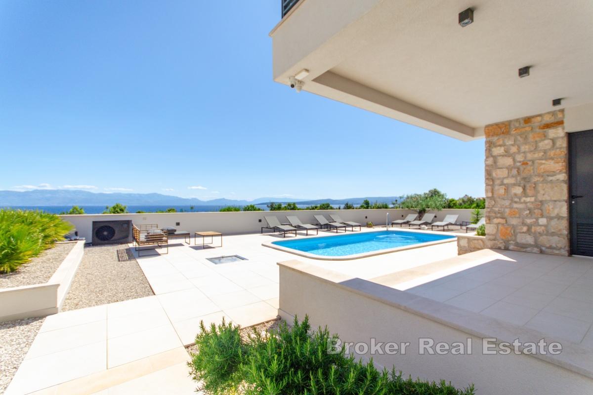 Villa con 4 appartamenti moderni e vista mare