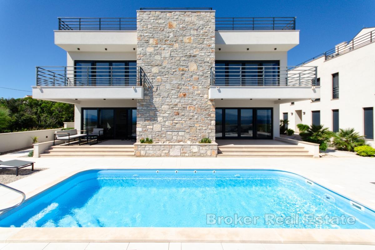 Villa con 4 appartamenti moderni e vista mare