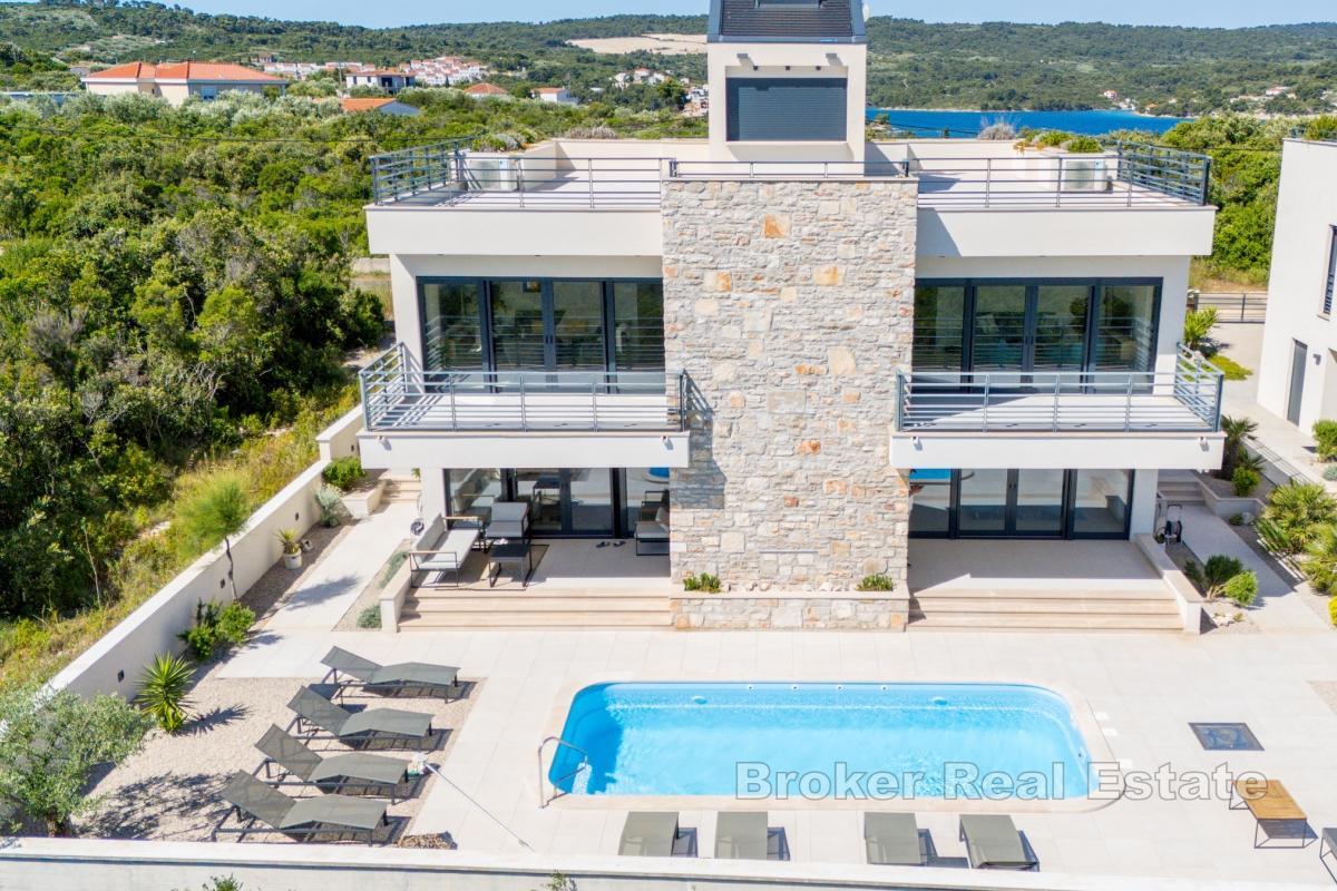 Villa con 4 appartamenti moderni e vista mare