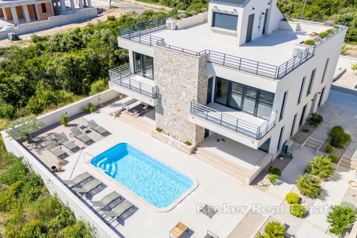 Villa con 4 appartamenti moderni e vista mare