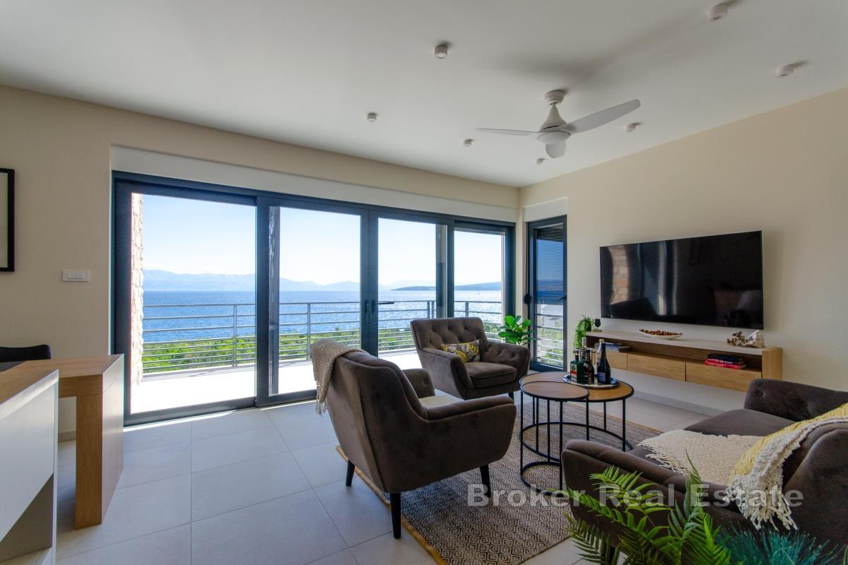 Villa con 4 appartamenti moderni e vista mare