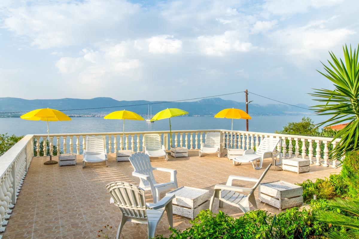 01-2013-220-Ciovo-apartment-house-first-row-for-sale