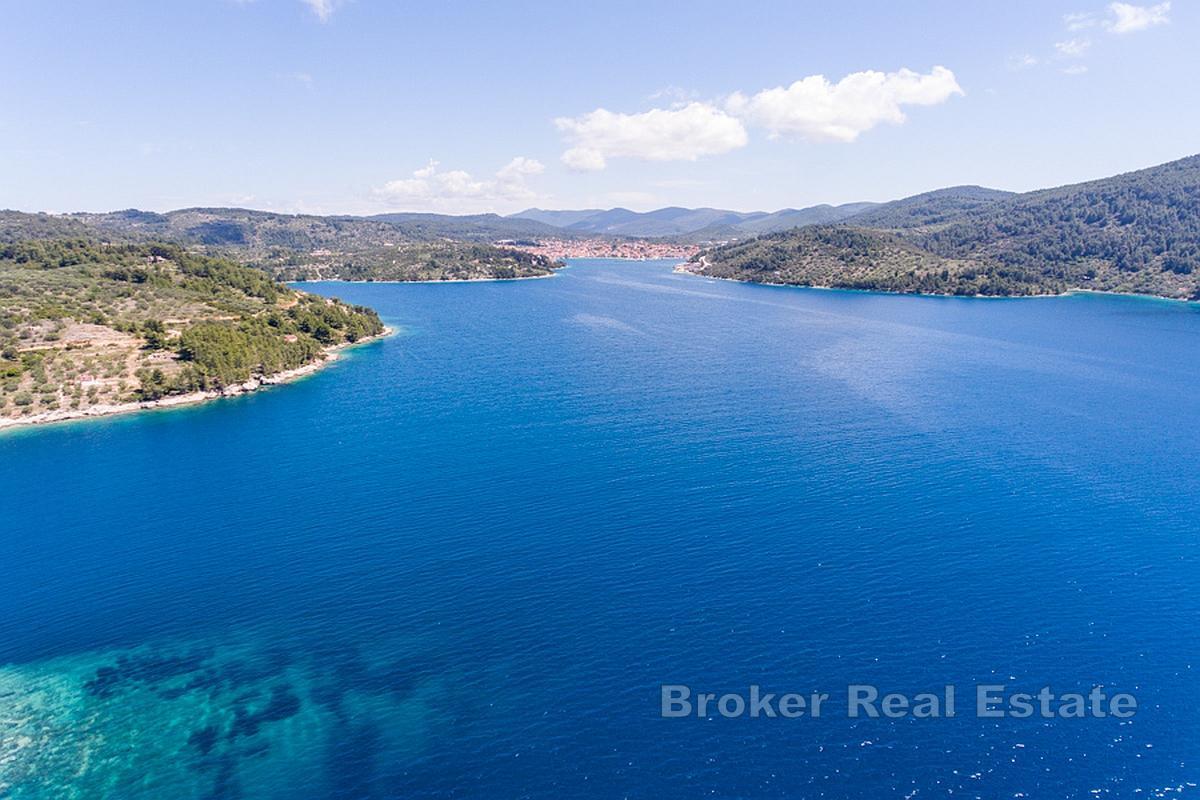 Ön Korcula - Land vid havet och stranden