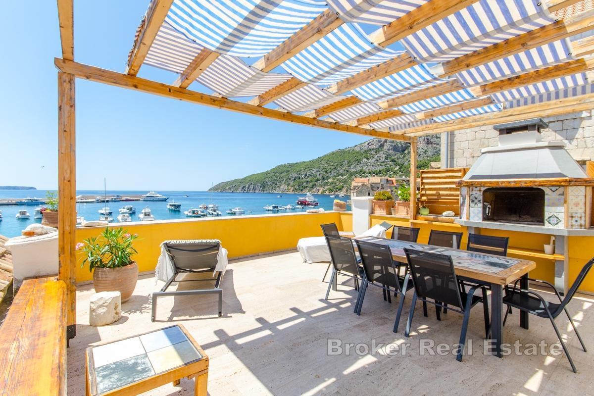 Kamenná vila jen pár kroků od nábřeží