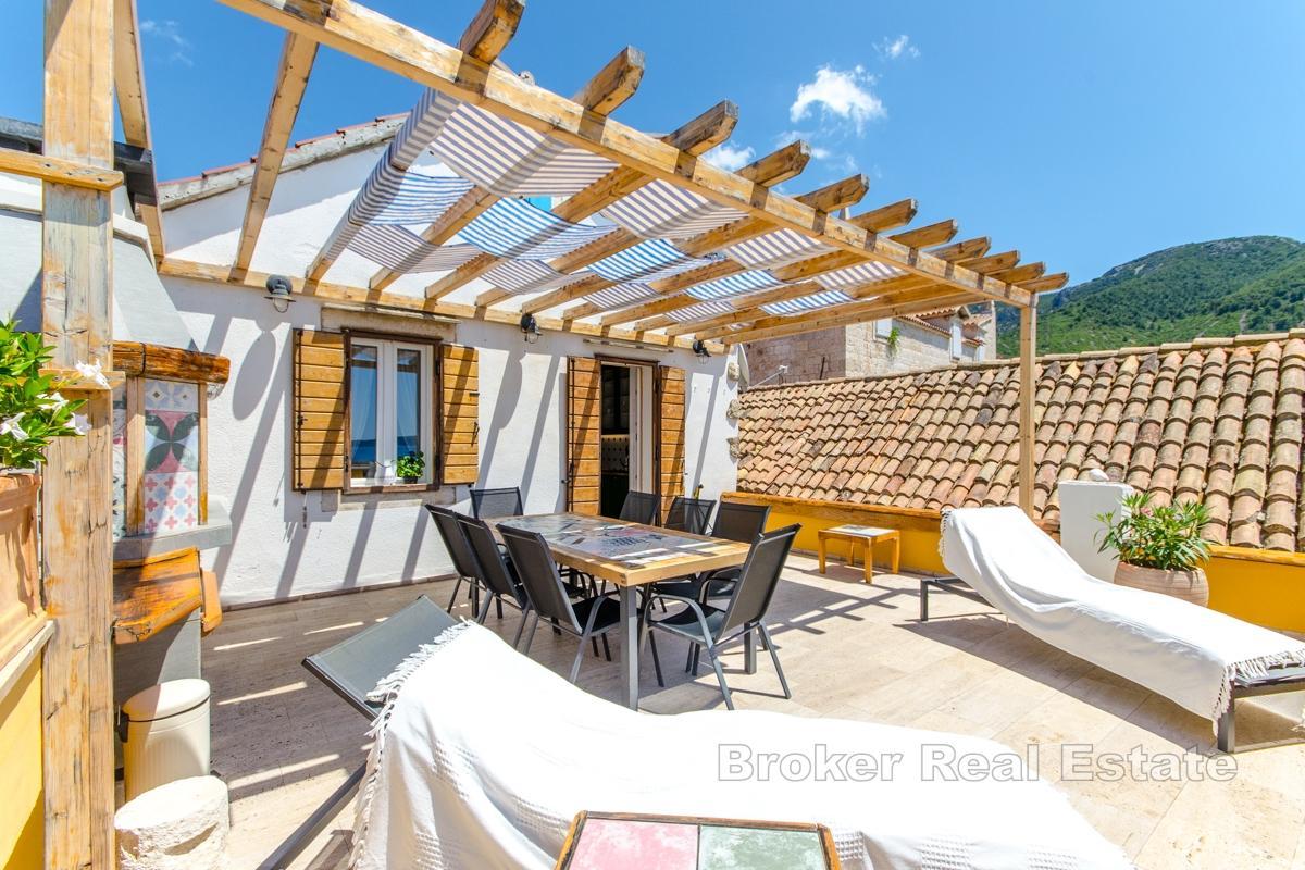 Kamenná vila jen pár kroků od nábřeží