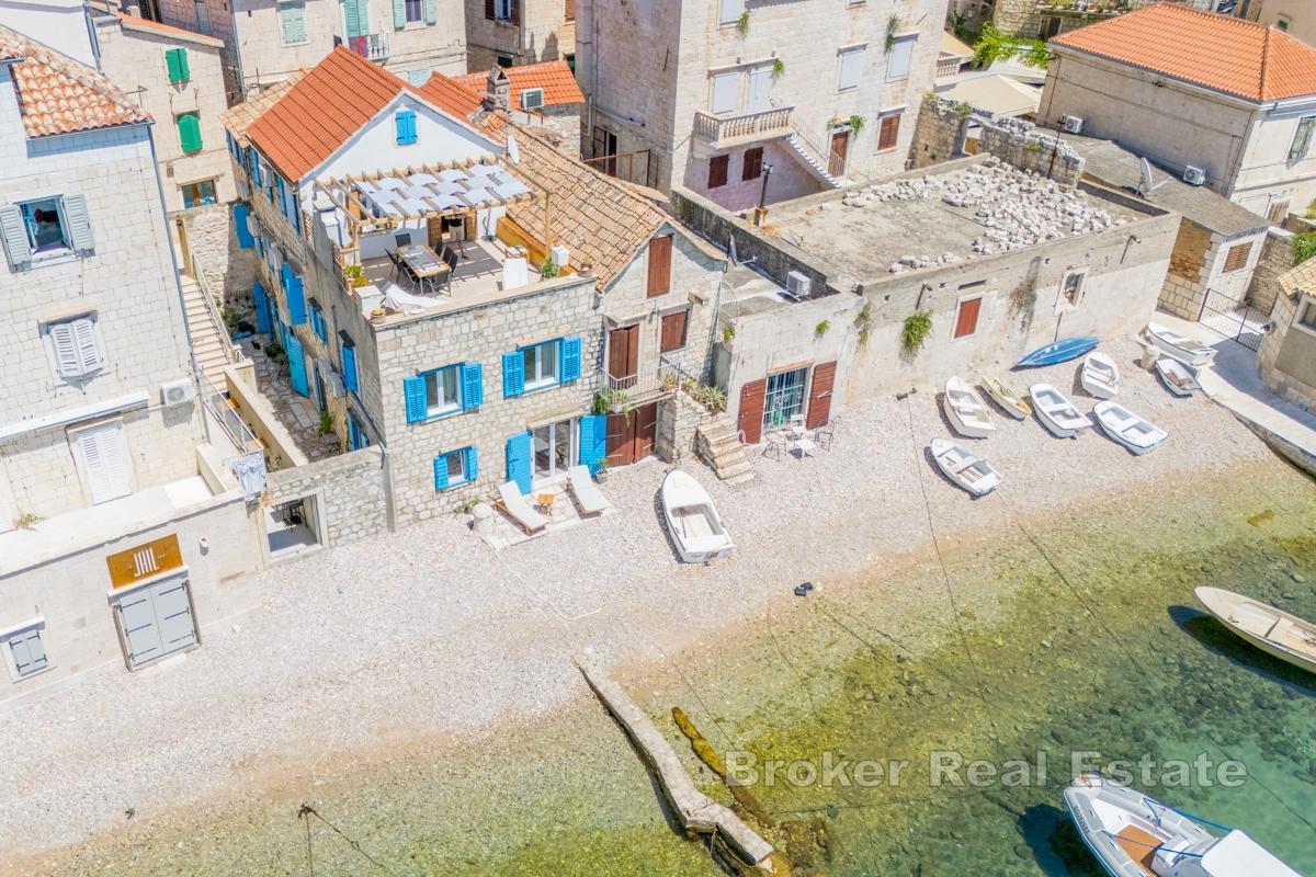 Kamenná vila jen pár kroků od nábřeží