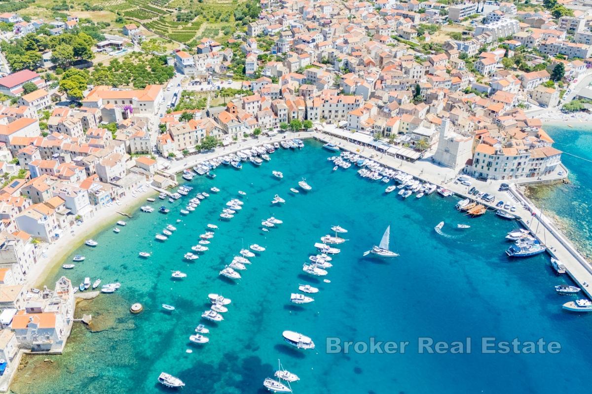 Kamenná vila jen pár kroků od nábřeží