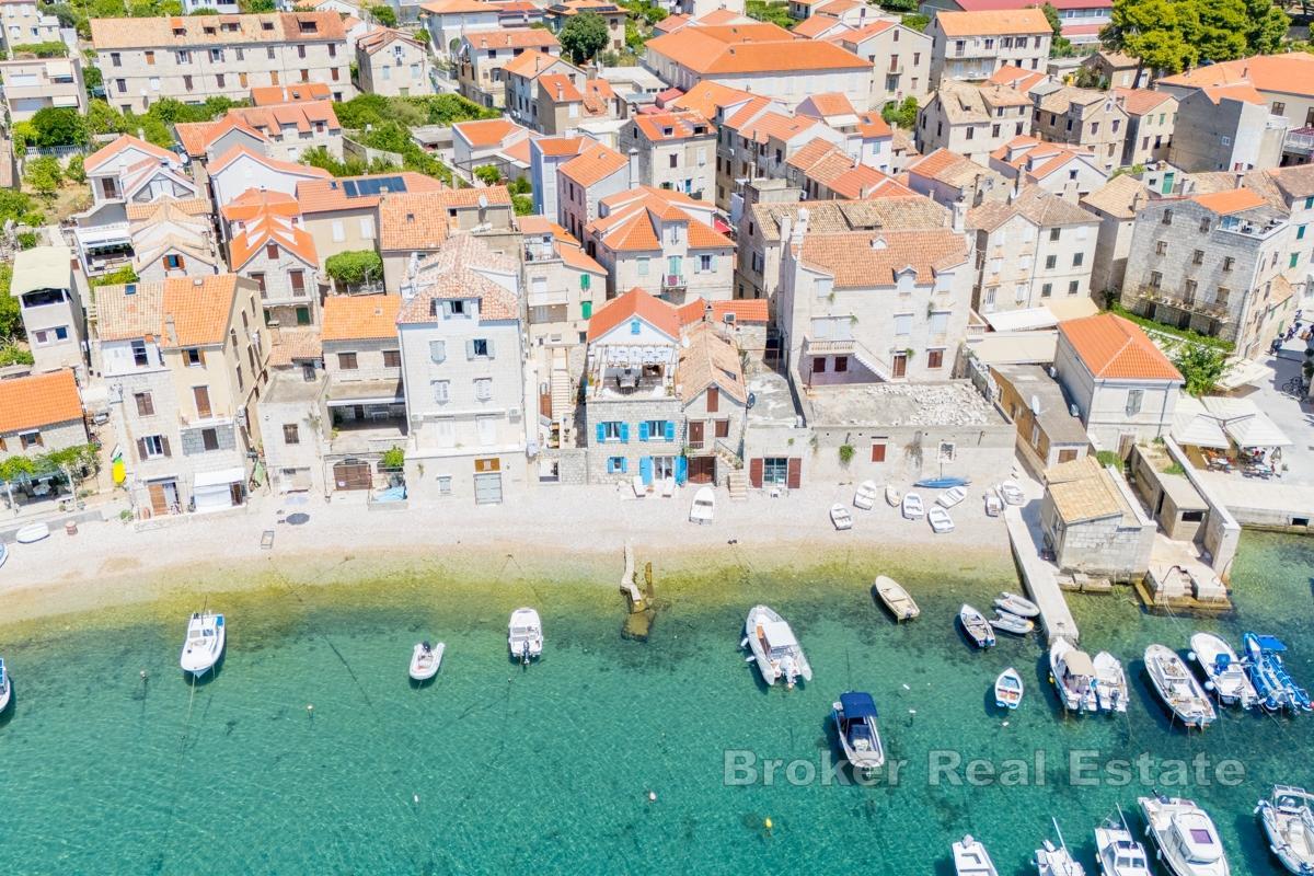 Kamenná vila jen pár kroků od nábřeží