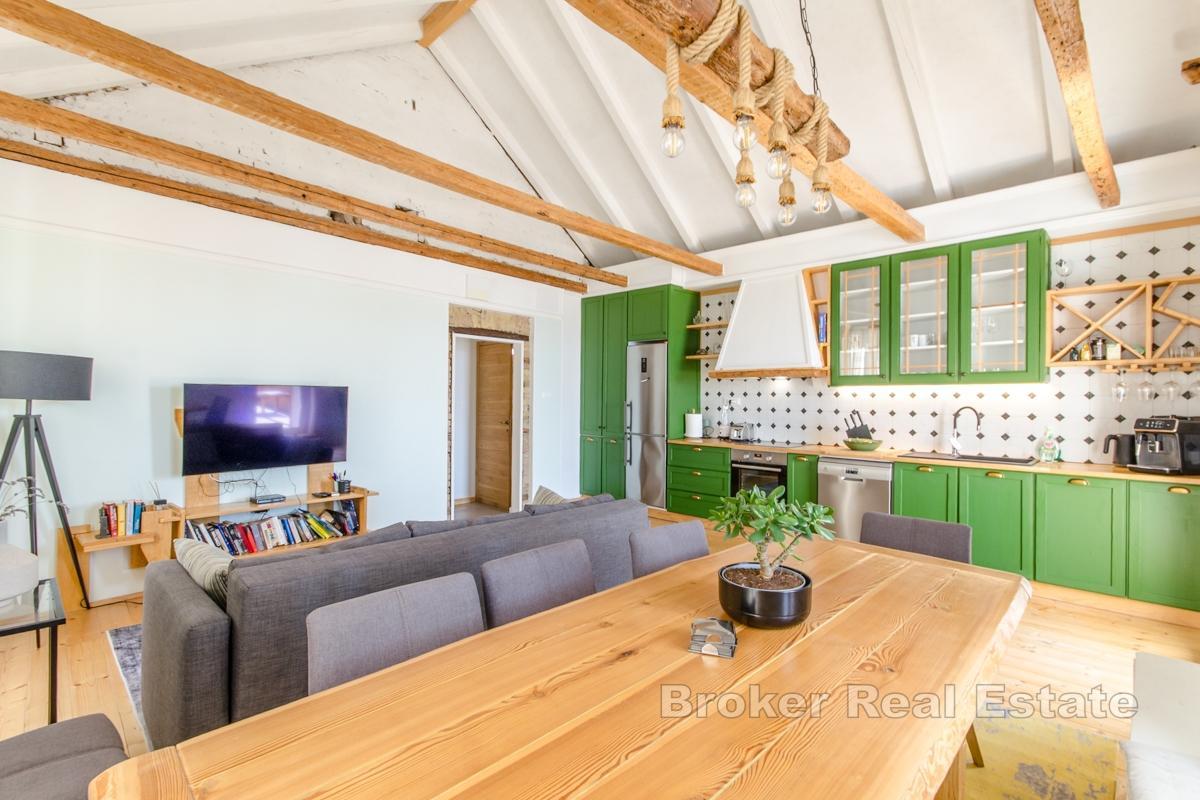 Kamenná vila jen pár kroků od nábřeží