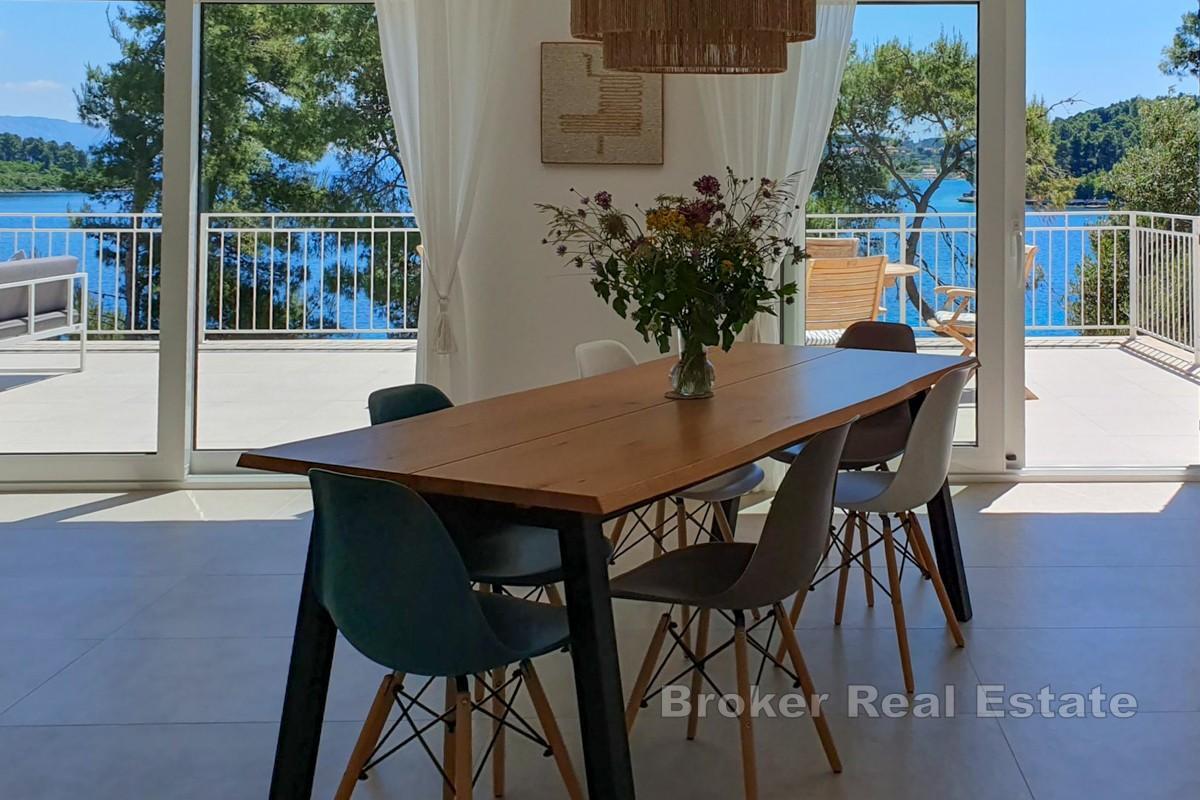 Vila prvi red uz more