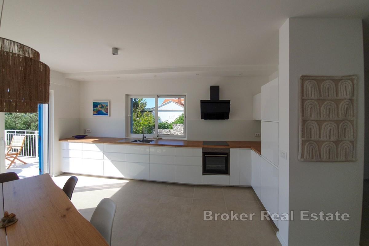 Vila prvi red uz more