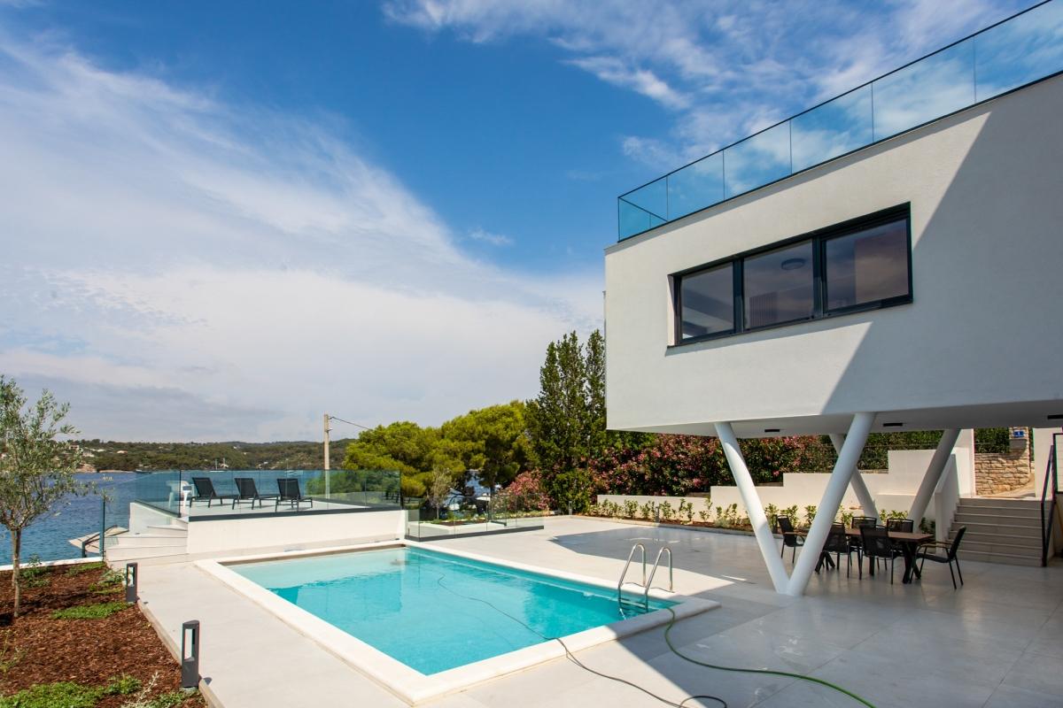 01-2013-253-Solta-villa-by-the-sea-swimming-pool