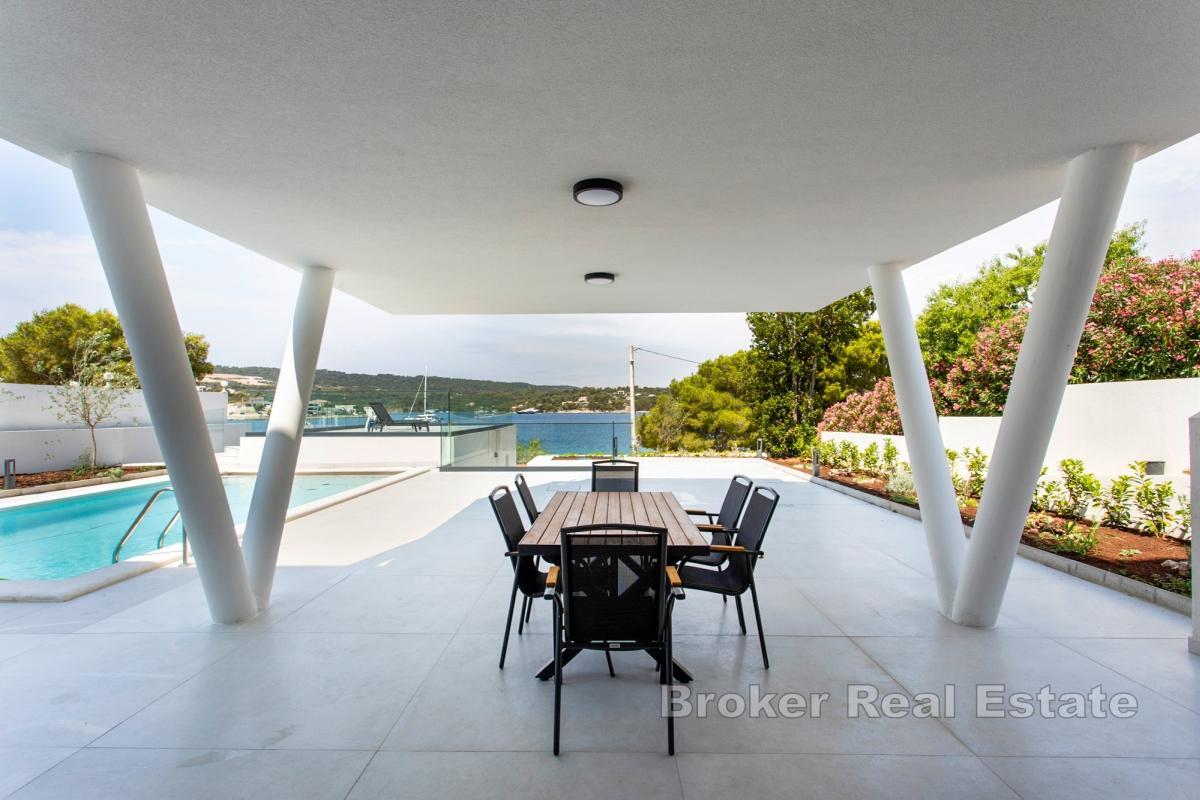 Vila s bazénom v prvom rade pri mori