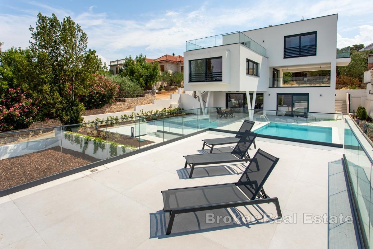 Villa con piscina in prima fila sul mare