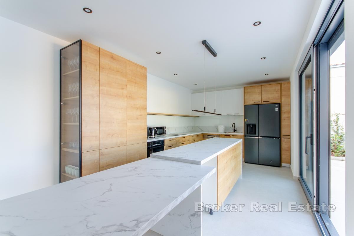 Vila s bazénom v prvom rade pri mori