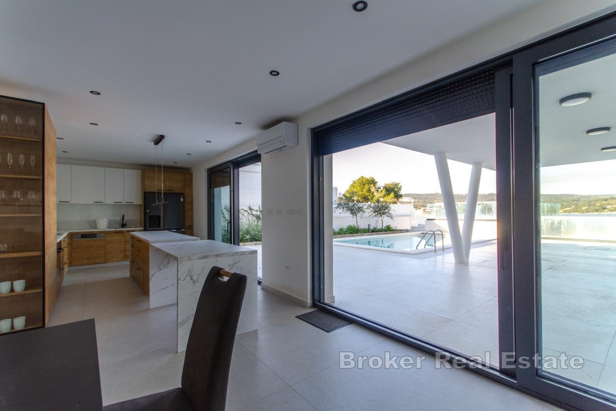 Vila s bazénom v prvom rade pri mori