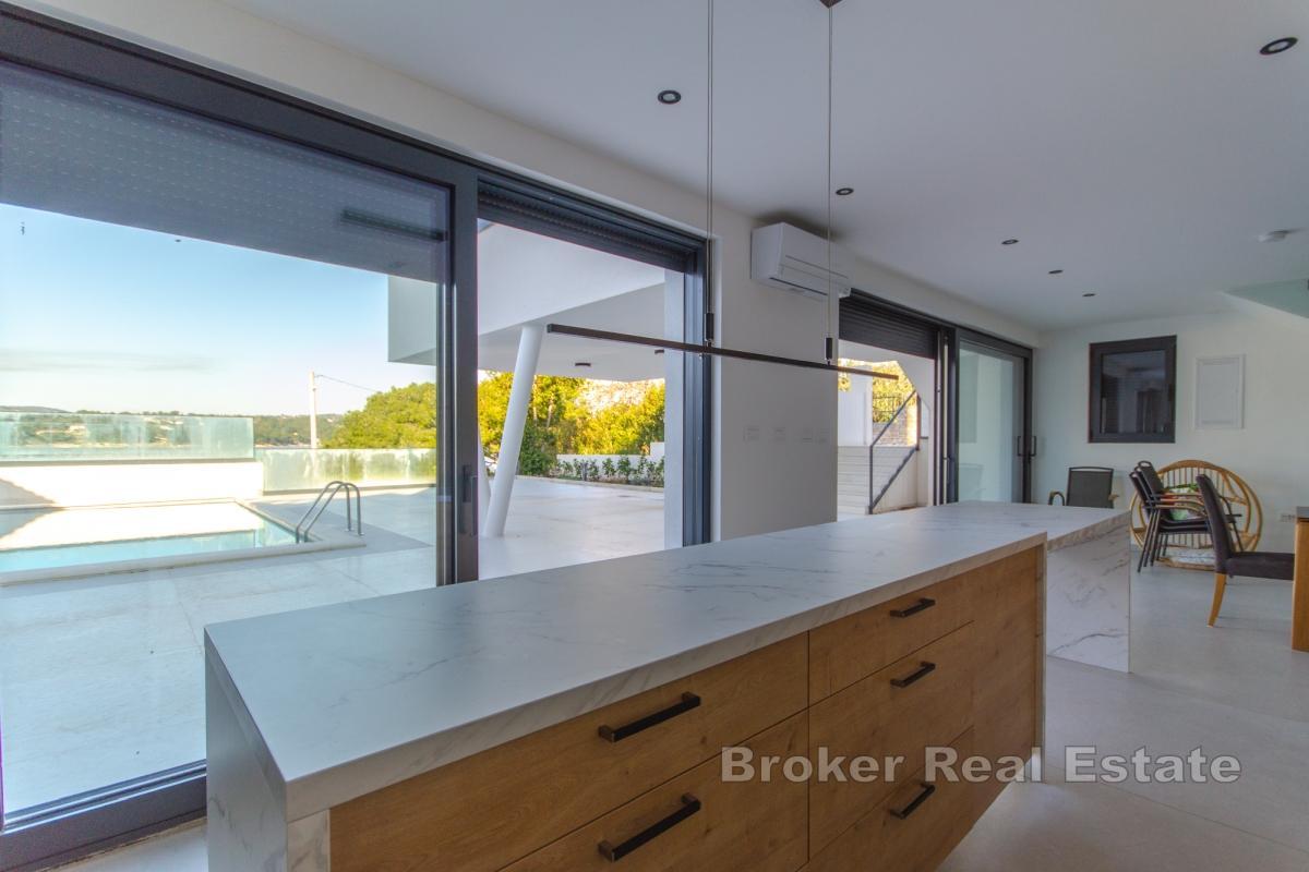 Vila s bazénom v prvom rade pri mori