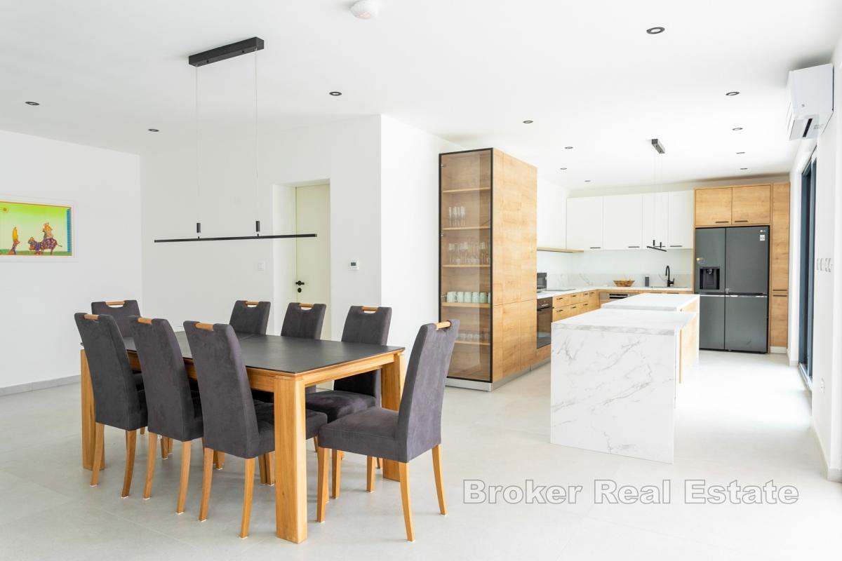 Vila s bazénom v prvom rade pri mori