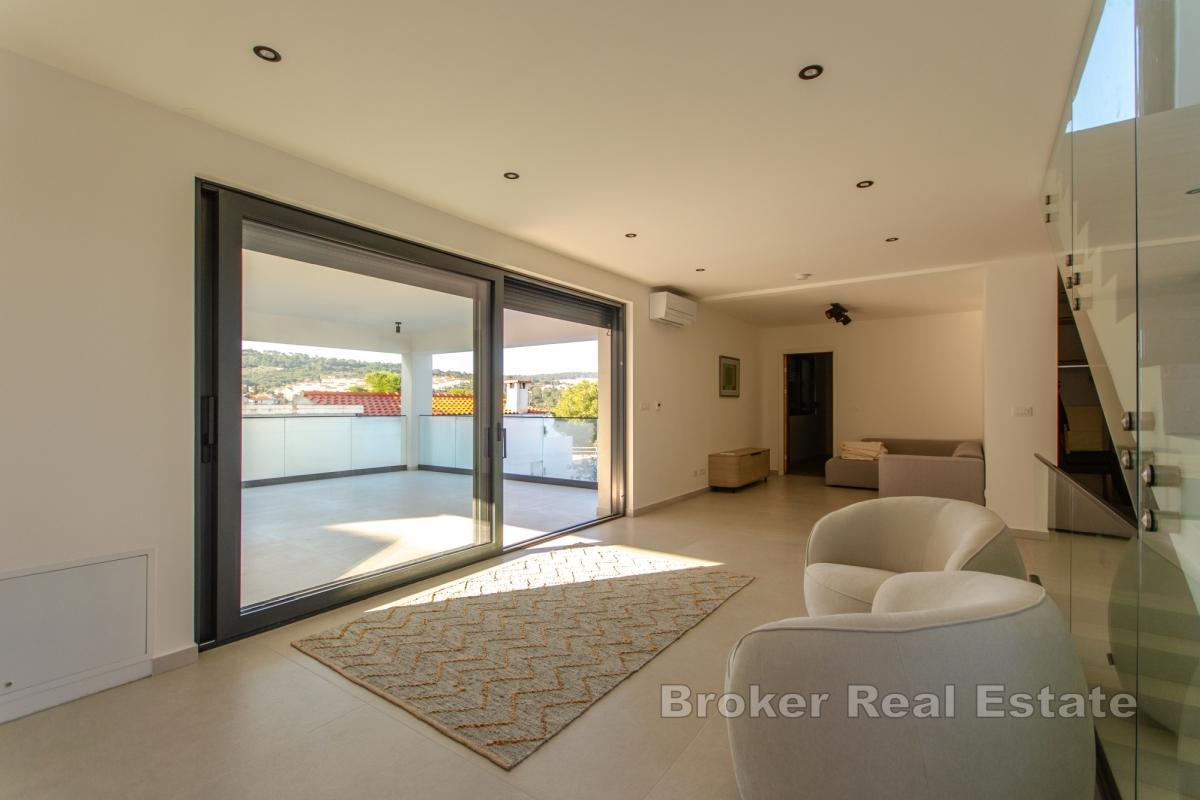 Vila s bazénom v prvom rade pri mori