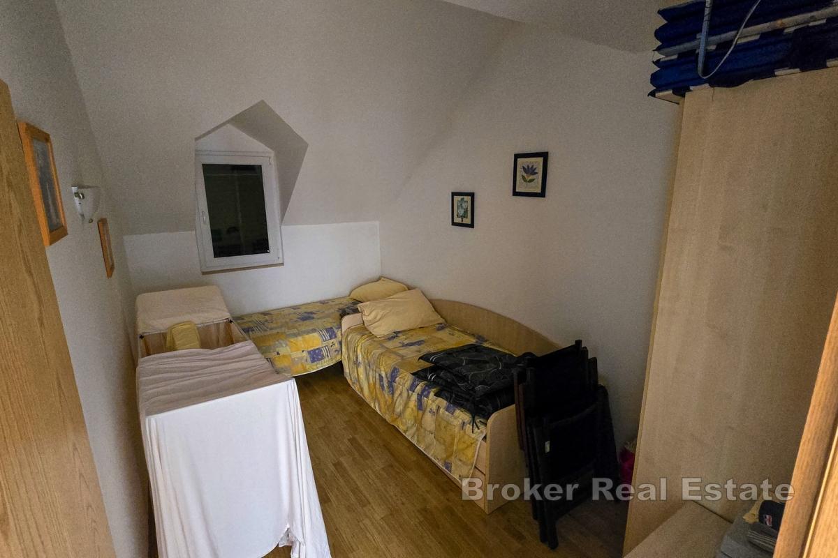 Attraktiv leilighet i første rad mot sjøen