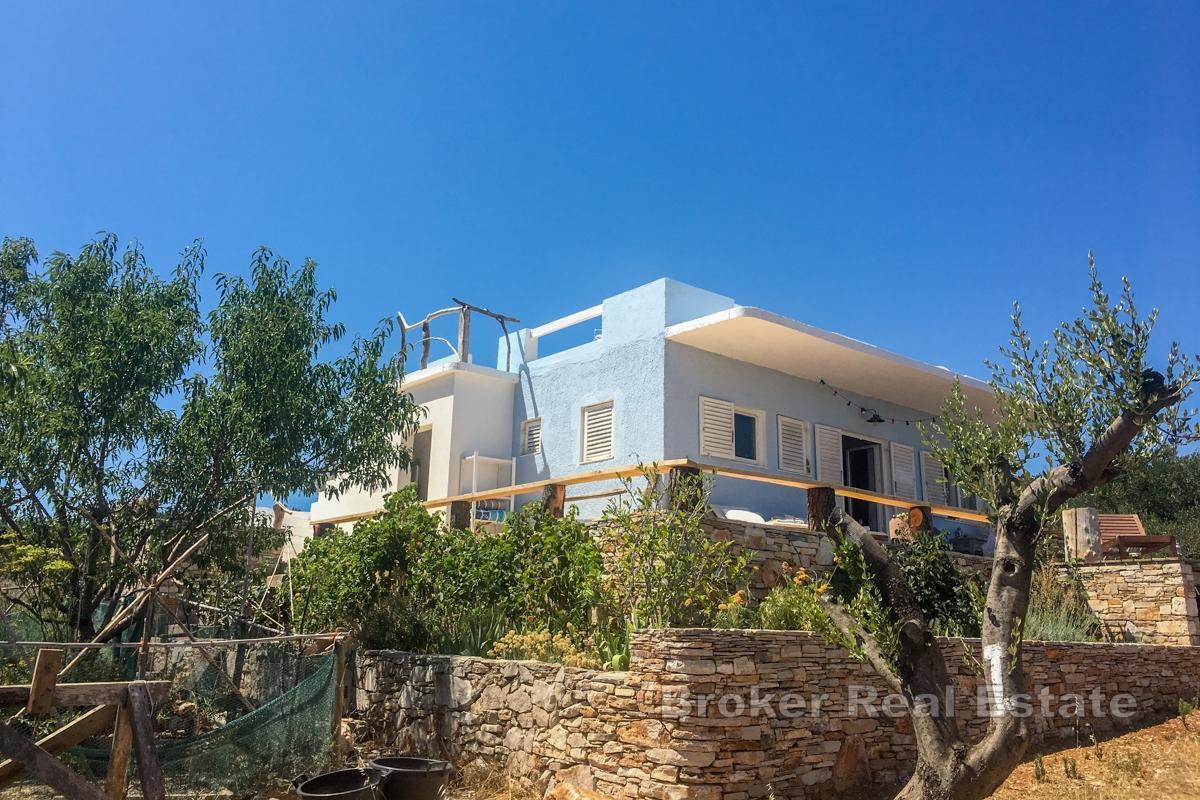 Rymlig fastighet med olivlund och havsutsikt