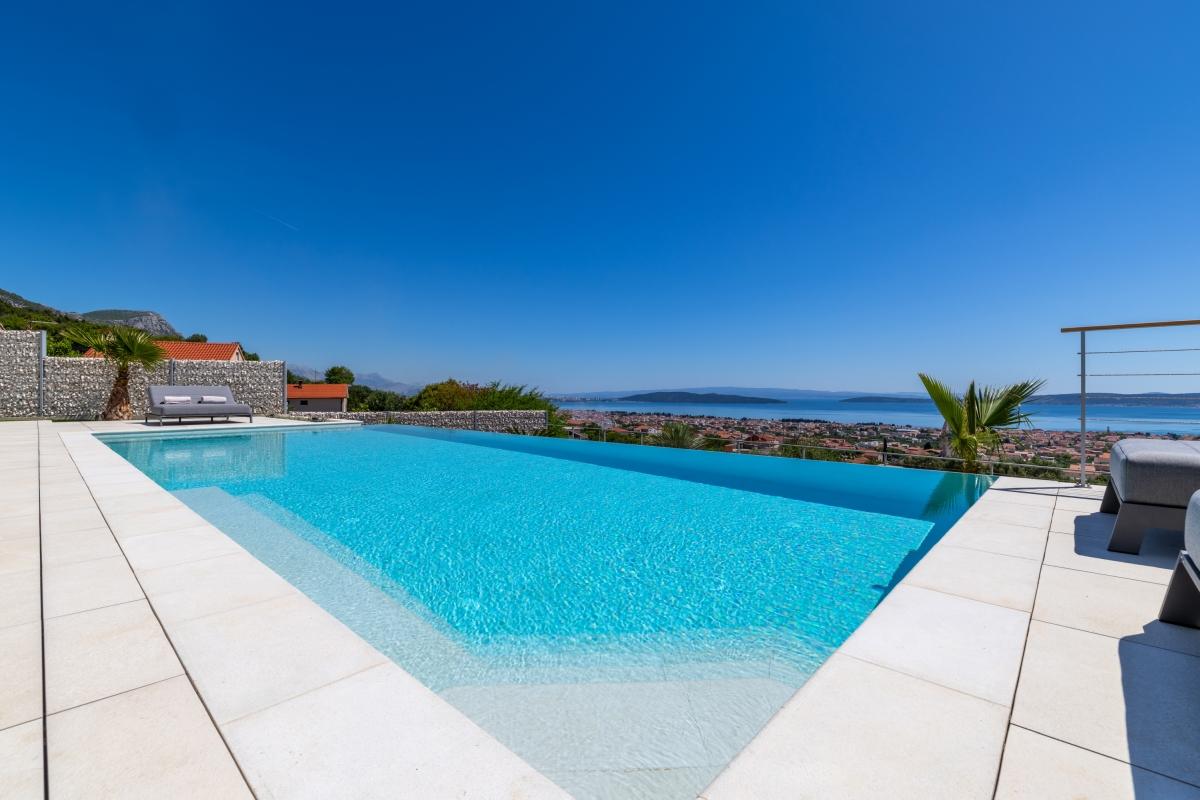 Exklusiv villa med pool och panoramautsikt