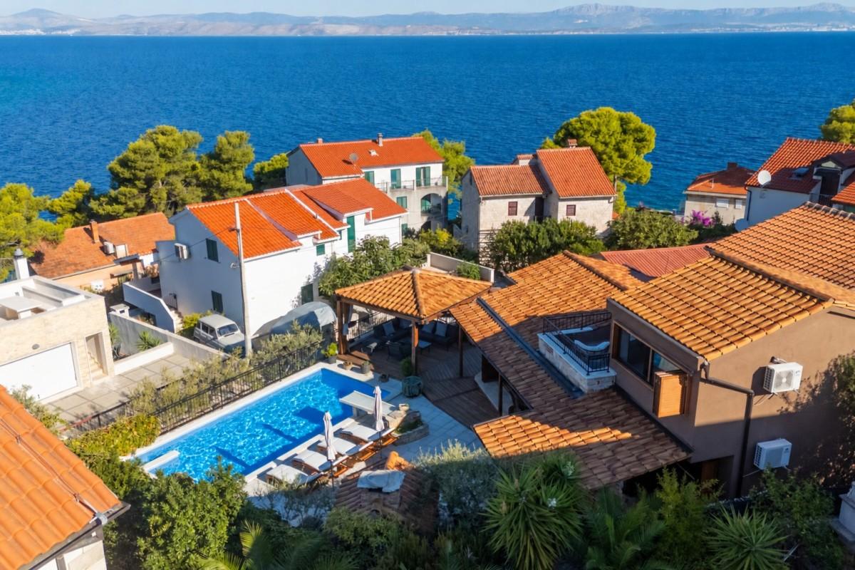 Mediterranes Steinhaus mit Pool und Blick auf die Bucht