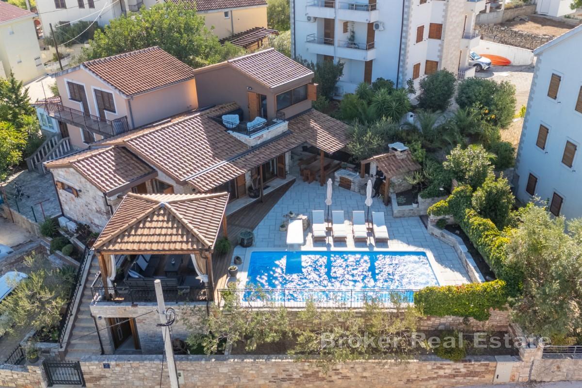 Mediterranes Steinhaus mit Pool und Blick auf die Bucht